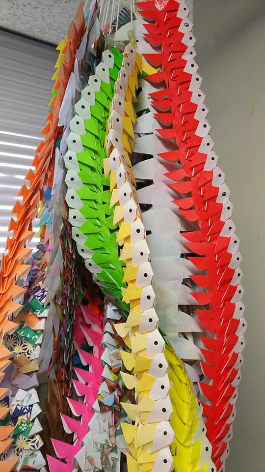 同じ色で並べられた折り紙金魚が5色分束になっている写真