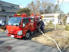 屋外にある赤い消防車を斜め手前から撮った写真
