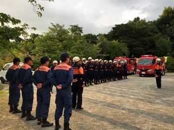 屋外にて整列する消防団員の写真