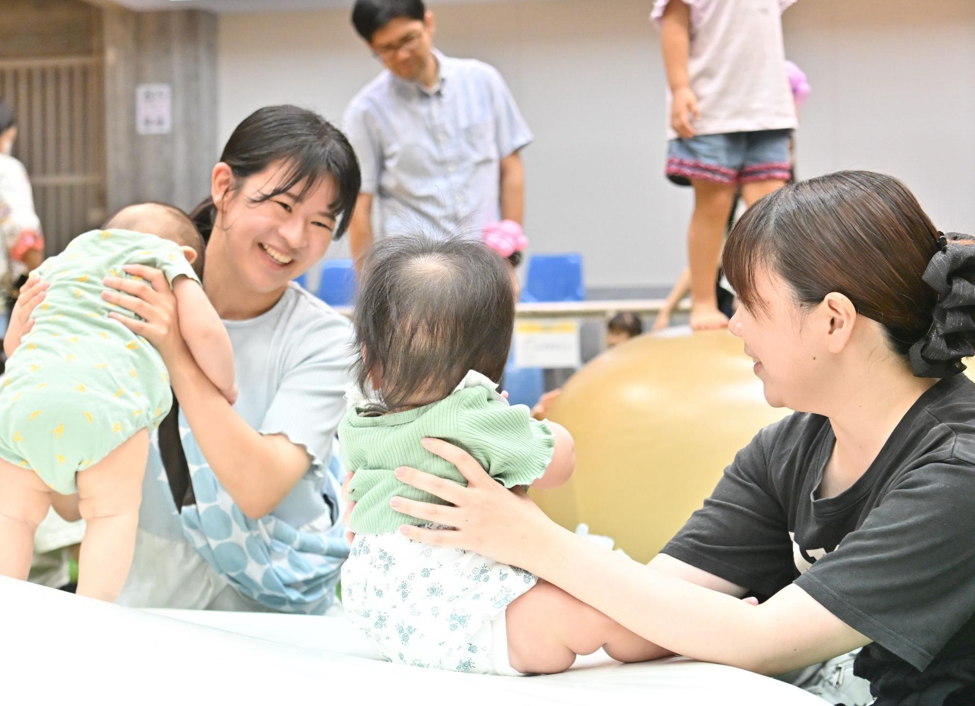赤ちゃんが遊ぶ様子